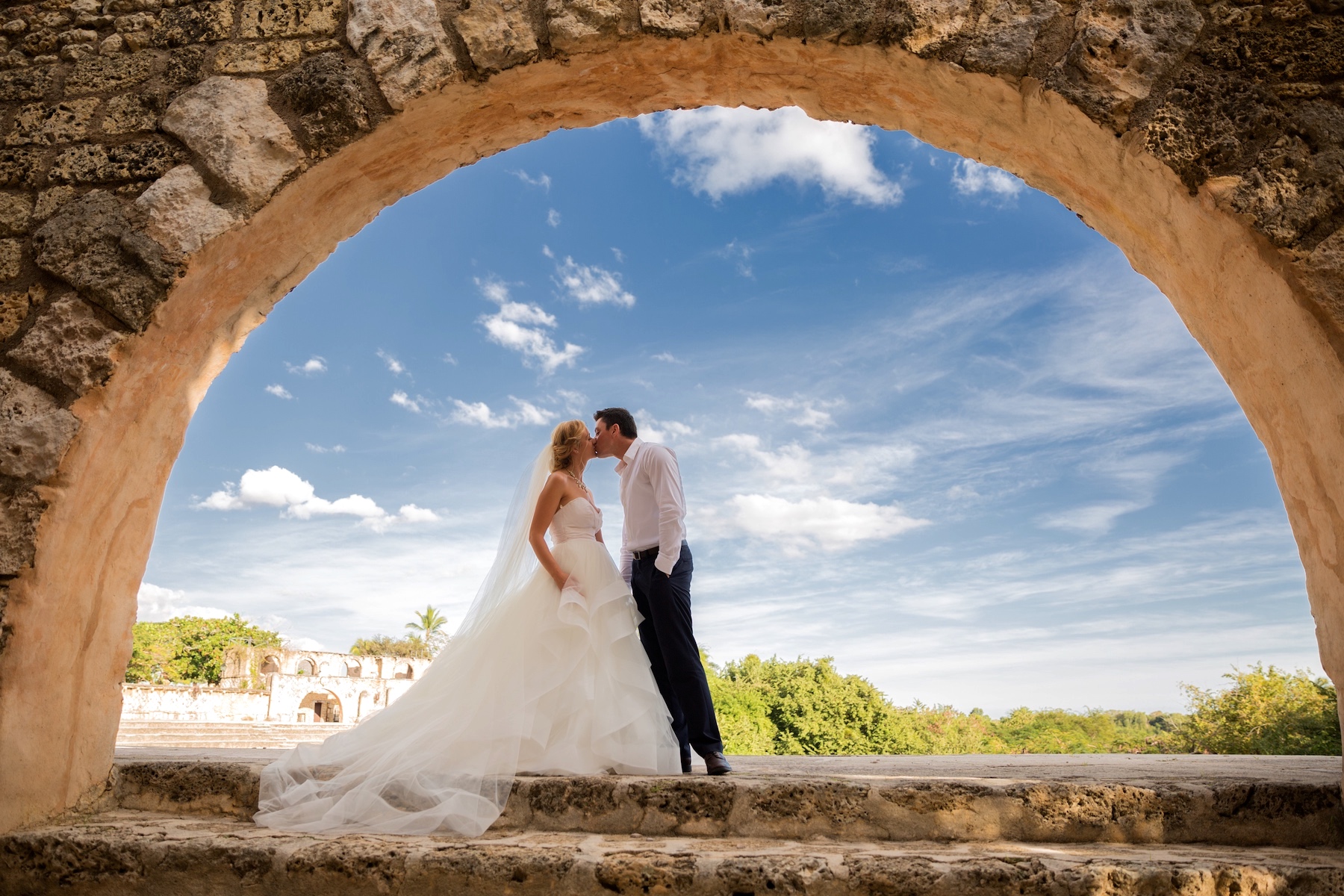 couple kissing