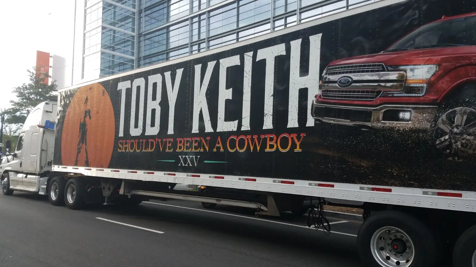 toby keith bus